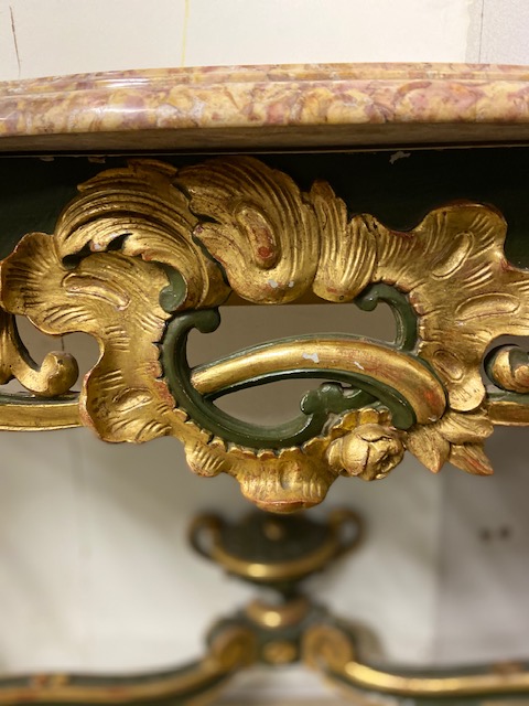 Console en bois doré de style baroque